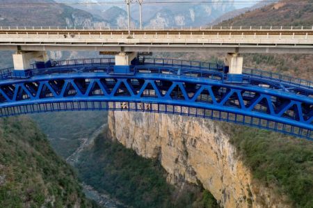 (miniature) Des ouvriers chargés de la maintenance travaillent sur le grand pont de la rivière Xixi du chemin de fer Chengdu-Guiyang dans la province du Guizhou (sud-ouest)
