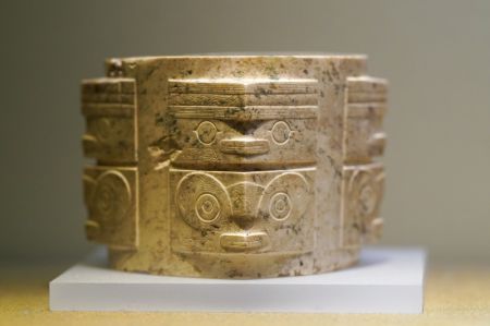 (miniature) Une pièce en jade découverte sur le site de Sidun à Changzhou est exposée au Musée de Nanjing