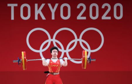 (miniature) La Chinoise Hou Zhihui lors de l'épreuve d'haltérophilie 49kg dames des Jeux olympiques de Tokyo