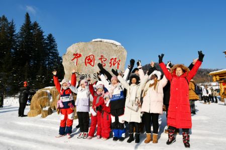 (miniature) Des touristes posent pour des photos sur le site touristique de Snow Town