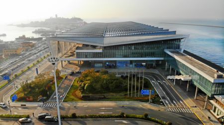(miniature) Photo prise le 21 novembre 2023 du centre de transport des passagers du Terminal de Croisière de Qingdao à Qingdao