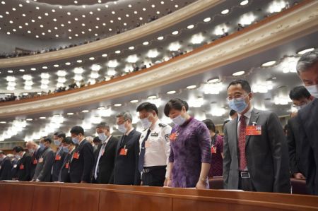 (miniature) Les participants à la réunion inaugurale de la session annuelle de l'organe législatif national de la Chine observent un moment de silence en hommage aux martyrs qui sont décédés dans la lutte contre le COVID-19 et aux compatriotes qui ont perdu la vie dans l'épidémie