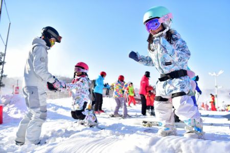(miniature) Un moniteur apprend à des enfants à faire du ski dans une station de sports d'hiver à Shijiazhuang