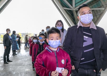 (miniature) De jeunes élèves sont accompagnés par leurs parents pour se faire vacciner contre la COVID-19 dans un site de vaccination de la ville de Qianxi