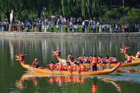 (miniature) Une course de bateaux-dragons au parc de Longtan de Beijing