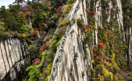 (miniature) Photo aérienne de visiteurs au mont Huashan