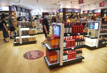 (miniature) Des consommateurs font leurs achats dans un magasin hors taxes à Haikou