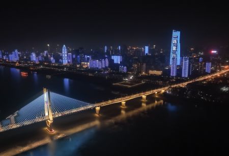 (miniature) Photo aérienne du Deuxième Pont du fleuve Yangtsé et de ses environs illuminés pour célébrer la Journée mondiale de l'enfance