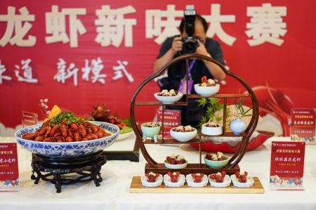 (miniature) Un journaliste prend des photo de plats d'écrevisses lors d'un festival international de l'écrevisse