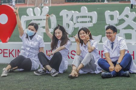 (miniature) Des étudiants posent pour des photos après une cérémonie de remise des diplômes au Centre des sciences de la santé de l'Université de Pékin