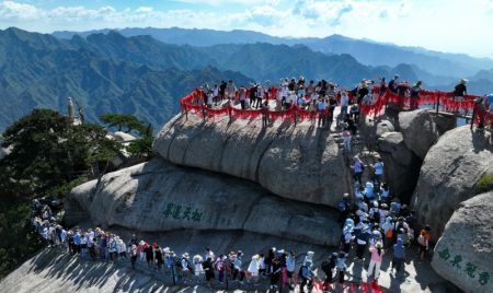 (miniature) Des touristes au mont Huashan à Weinan