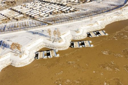 (miniature) Photo aérienne de la glace en mouvement sur le fleuve Jaune