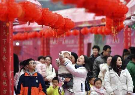 (miniature) Des visiteurs dans une foire de la fête du Printemps à Guang'an