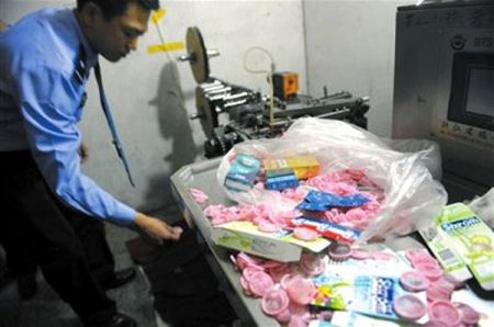 (miniature) Scandale / Chine : saisie record de préservatifs contrefaits