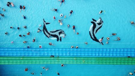 (miniature) Des touristes s'amusent dans un parc aquatique à Changsha