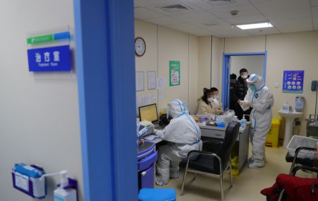 (miniature) Des travailleurs médicaux soignent des patients dans une clinique de traitement de la fièvre à l'hôpital Shengjing de l'Université médicale de Chine