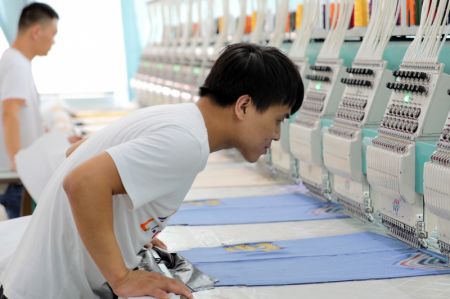 (miniature) Des employés travaillent sur la chaîne de production d'une entreprise de confection à Cangzhou