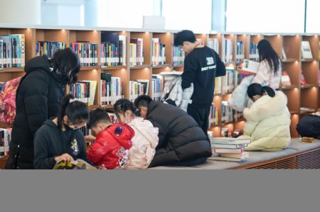 (miniature) Des habitants lisent à la bibliothèque de Beijing