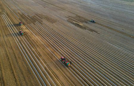 (miniature) Photo prise par un drone d'agriculteurs conduisant des machines agricoles pour semer des graines de maïs dans la bannière avant droite de Horqin