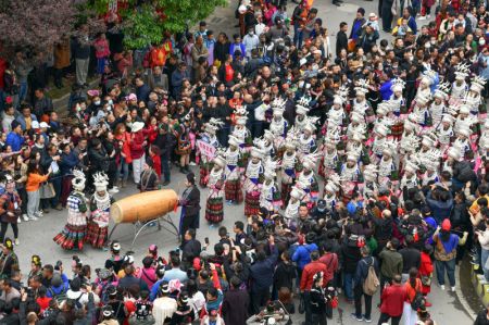 (miniature) Des membres du groupe ethnique Miao participent à une parade pour célébrer la Fête des soeurs Miao dans le district de Taijiang
