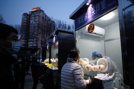 (miniature) Des travailleurs médicaux prélèvent des échantillons d'acide nucléique dans un site de dépistage de l'arrondissement de Xicheng