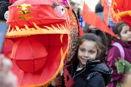 (miniature) Une jeune fille pose pour une photo avec une lanterne lors d'un défilé célébrant le Nouvel An chinois à Rome