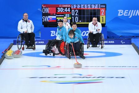 (miniature) La Chinoise Yan Zhuo (au premier plan) participe à l'épreuve de curling en fauteuil roulant entre la Chine et la Slovaquie