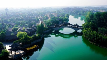 (miniature) Photo aérienne prise le 9 août 2023 du vieux bourg de Tai'erzhuang le long le Grand Canal Beijing-Hangzhou dans la section de Zaozhuang