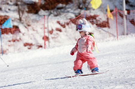 (miniature) Une enfant fait du ski dans une station de sports d'hiver à Wuan