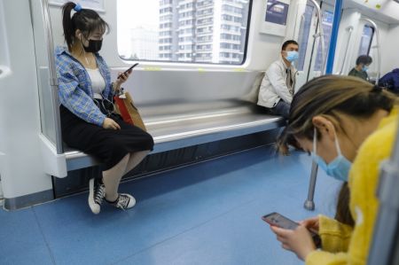 (miniature) Des passagers prennent le métro à Wuhan