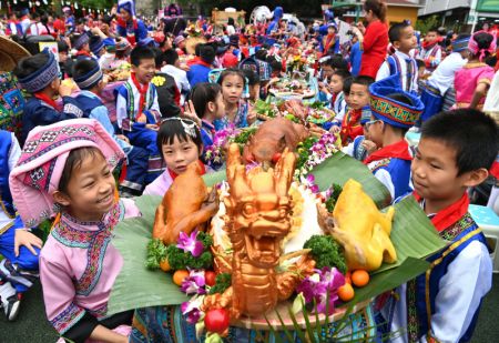 (miniature) Des enseignants et des élèves d'une école primaire participent à la célébration du festival Sanyuesan