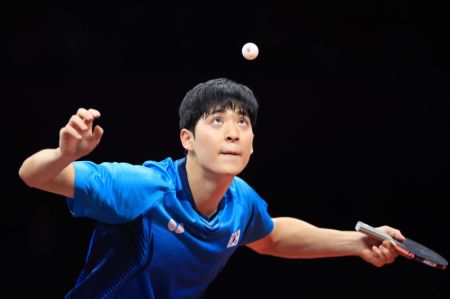 (miniature) Park Ganghyeon de la République de Corée participe à la finale du match de tennis de table masculin par équipe entre la Chine et la République de Corée aux 19es Jeux asiatiques