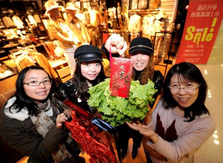 (miniature) Accrocher une laitue : nouvelle tradition du Nouvel An Chinois