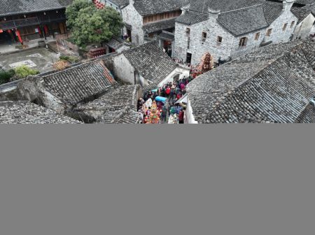 (miniature) Des villageois et des touristes participent au défilé du festival des lanternes de Qiantong au bourg de Qiantong
