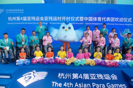 (miniature) Des membres de la délégation sportive chinoise posent avec des enfants et Feifei