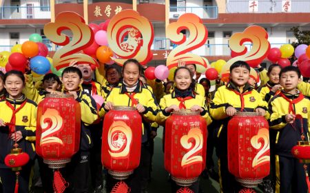 (miniature) Des élèves tiennent des lanternes rouges pour célébrer le Nouvel An dans une école primaire à Zaozhuang