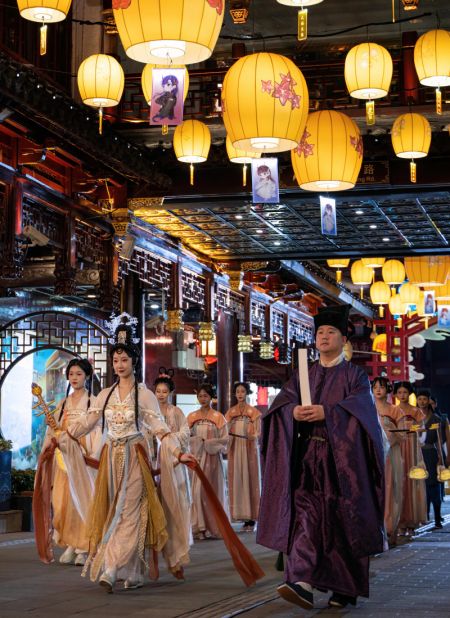(miniature) Des acteurs en costumes participent à un spectacle traditionnel au centre commercial Yuyuan Garden