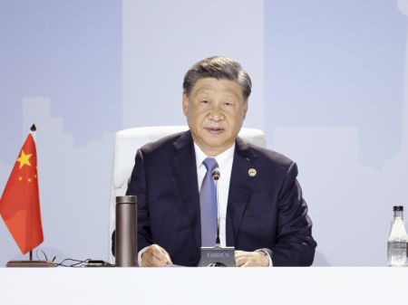 (miniature) Le président chinois Xi Jinping prononce un discours lors d'une conférence de presse pendant le 15e Sommet des BRICS à Johannesburg