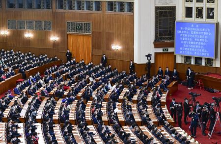 (miniature) La cinquième réunion plénière de la première session de la 14e Assemblée populaire nationale (APN) se tient au Grand Palais du Peuple