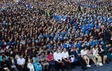 (miniature) Des diplômés assistent à une cérémonie de remise des diplômes à l'Université des langues étrangères de Beijing (BFSU)