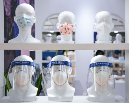 (miniature) Des masques et écrans faciaux présentés à la 28e édition de l'Exposition de Guangzhou