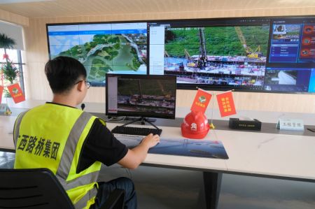 (miniature) Un responsable de projet surveille la construction du pont de Longmen à Qinzhou