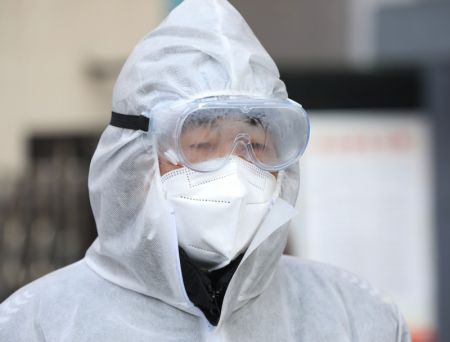 (miniature) Un employé travaille sur un site de tests d'acide nucléique dans l'arrondissement de Heping à Shenyang