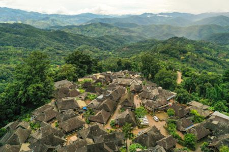 (miniature) Photo aérienne d'un village traditionnel entouré de forêts anciennes et de plantations de thé dans la montagne Jingmai