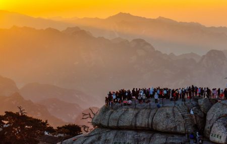(miniature) Des personnes visitent le mont Huashan à Weinan