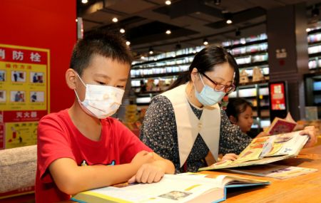 (miniature) Des gens lisent dans une librairie lors des vacances de la fête nationale en cours à Zaozhuang