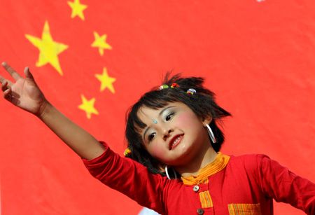 (miniature) petite fille chinoise et drapeau chinois