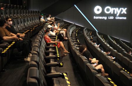 (miniature) Des spectateurs attendent le début d'un film dans un cinéma UME à Shanghai