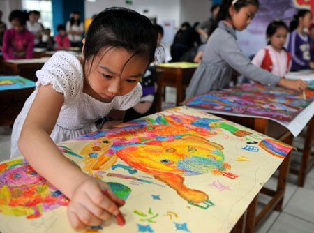 (miniature) enfant chinoise qui dessine