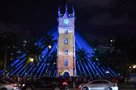 (miniature) Un spectacle de lumière est projeté sur un clocher à Haikou